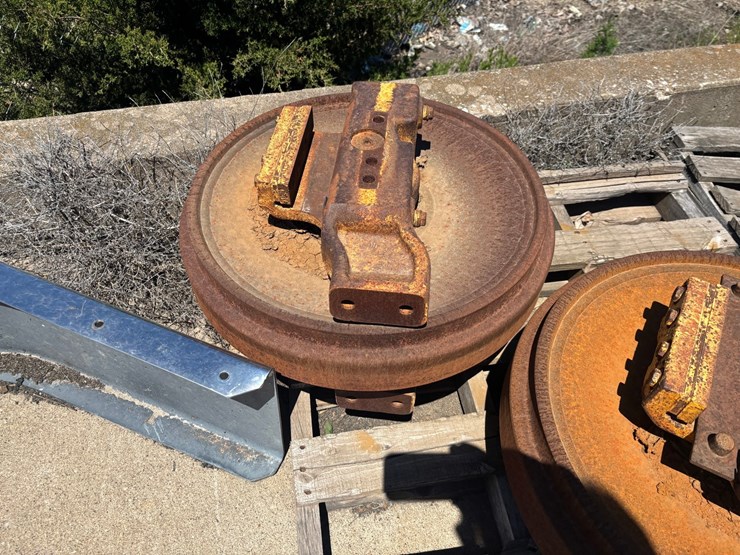 #2158-•-(2)-pallets-of-deere-750j-idlers-and-rollers-image-13