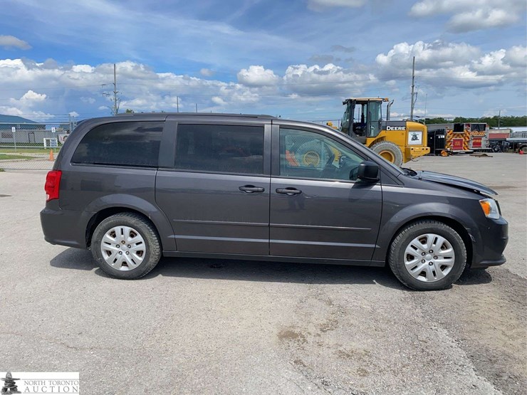 2017-dodge-grand-caravan-sxt-image-4
