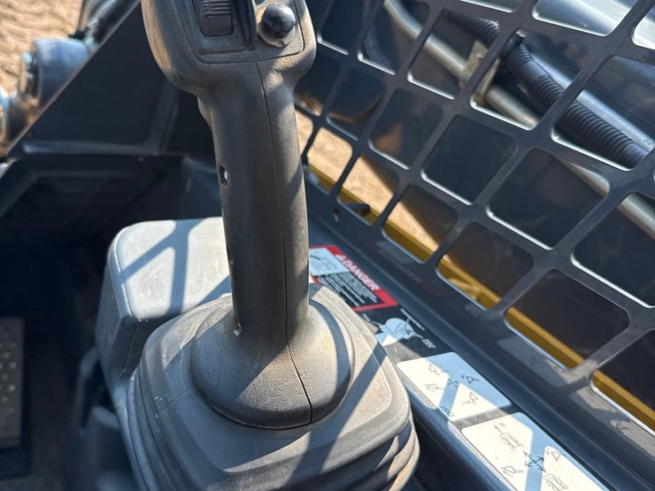 2013-deere-318e-image-37