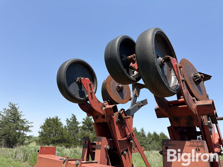 krause-4708-8r30"-no-till-cultivator-image-18