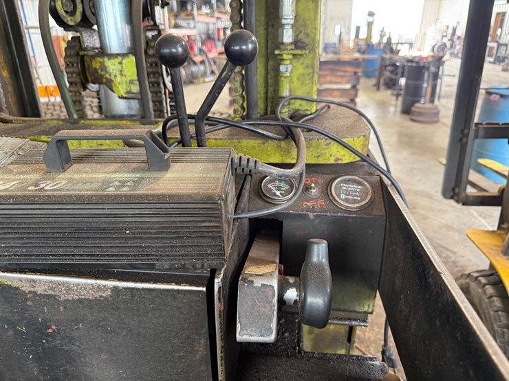 #1828-•-clark-np300-30b-forklift-image-12