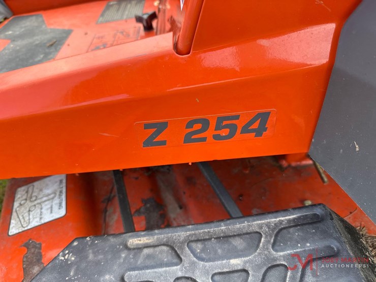 husqvarna-z254-zero-turn-mower-image-7