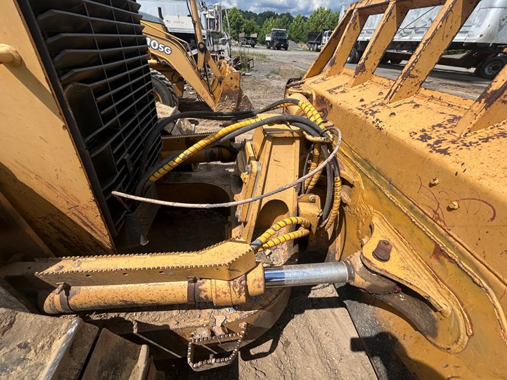 2009-deere-750j-lt-image-27