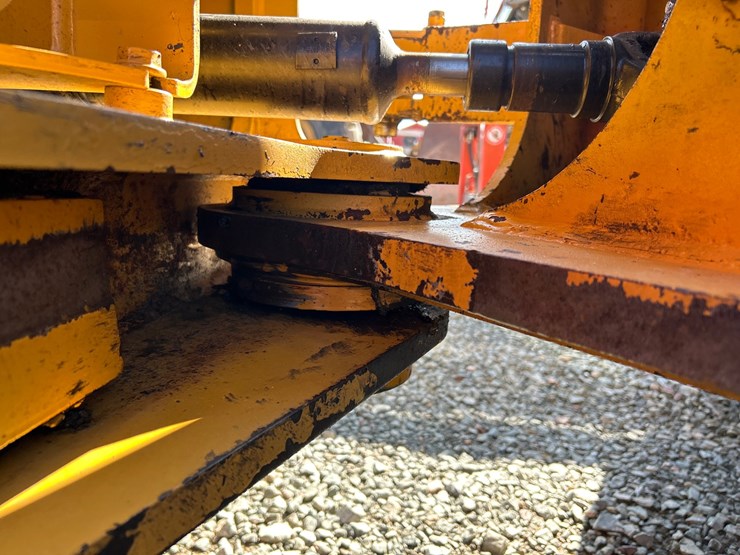 2012-deere-624k-image-35