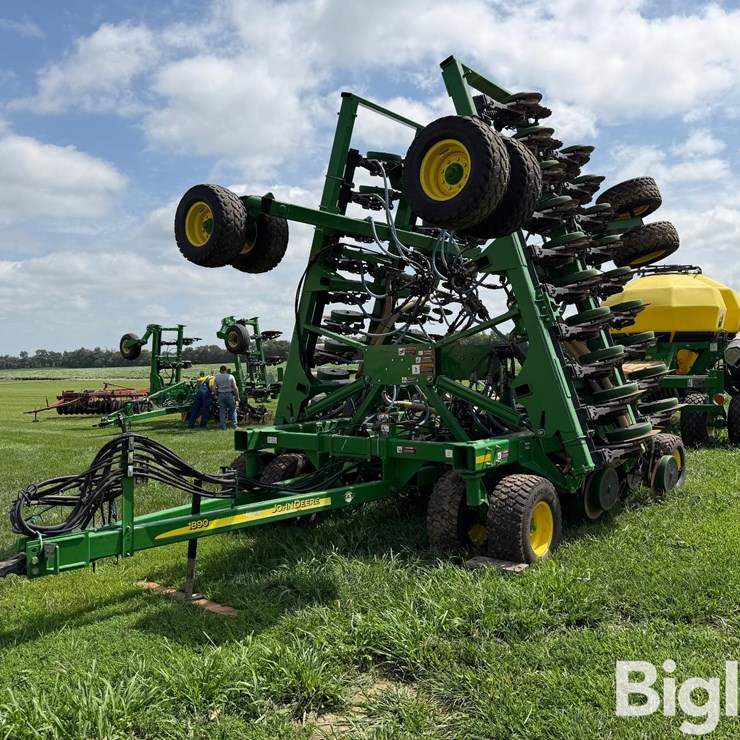 2010 JOHN DEERE 1890