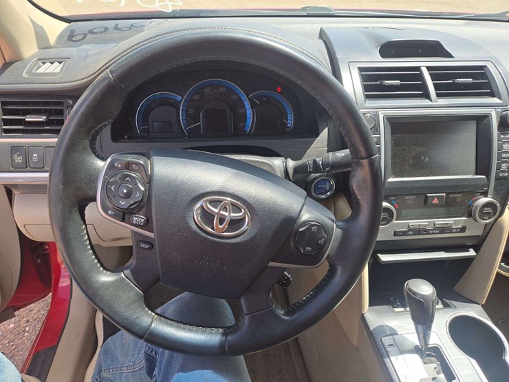 2014-toyota-camry-hybrid-le-sedan-4d-image-14