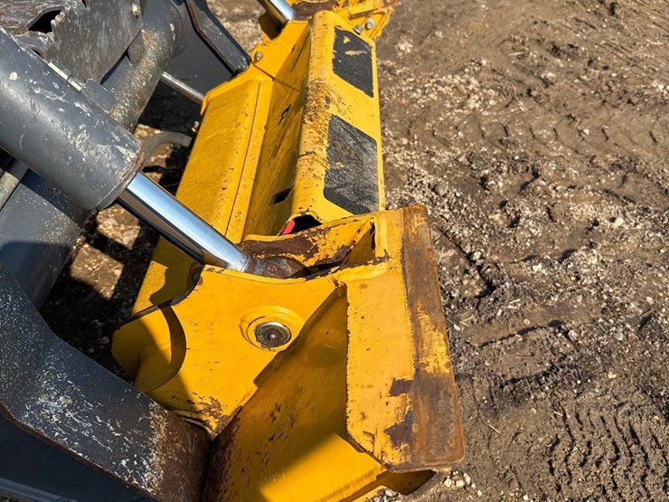 2013-deere-318e-image-8