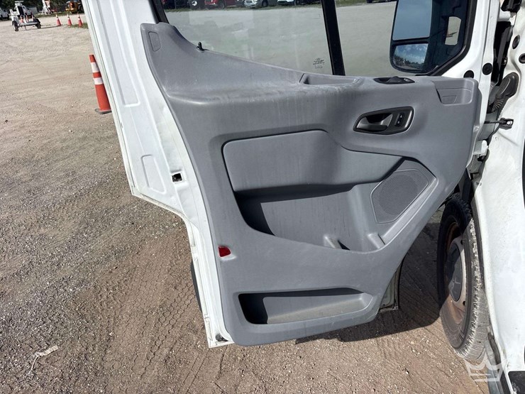 2015-ford-transit-image-13