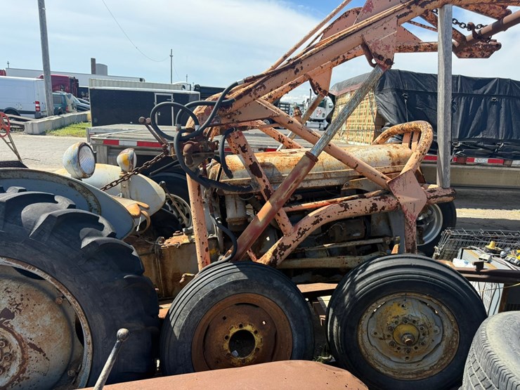 #2097-•-1953-ferguson-tractor-w/-trailer-image-6