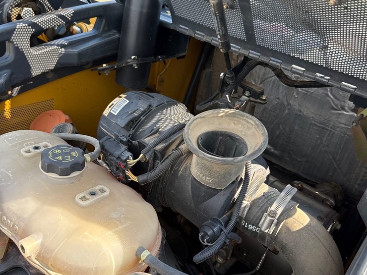 2013-deere-318e-image-45
