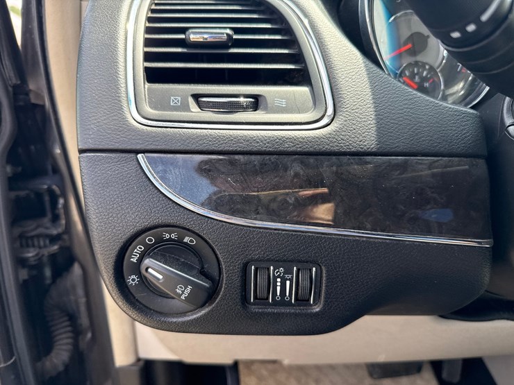 2016-chrysler-town-&-country-image-39