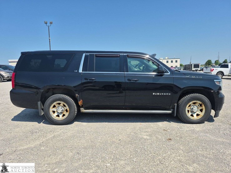 2015-chevrolet-suburban-image-4