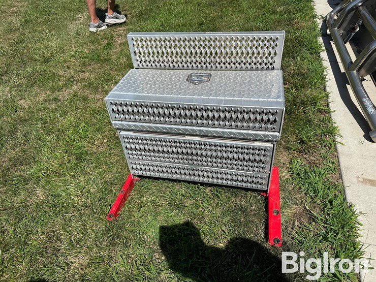 peterbilt-aluminum-step/battery-box-image-2