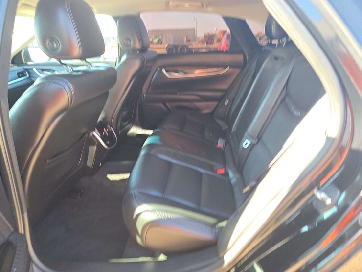 2016-cadillac-xts-luxury-sedan-4d-image-10