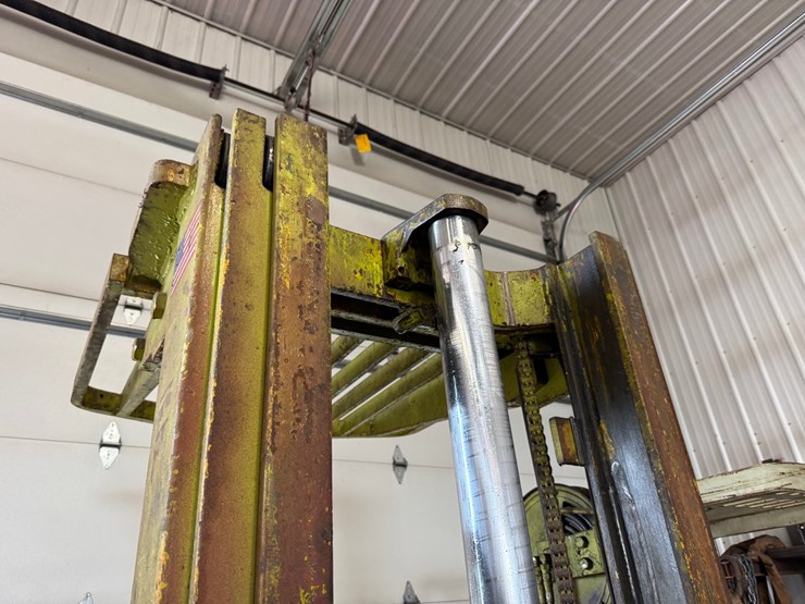 #1828-•-clark-np300-30b-forklift-image-5