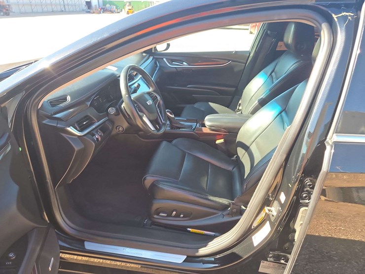 2016-cadillac-xts-luxury-sedan-4d-image-12