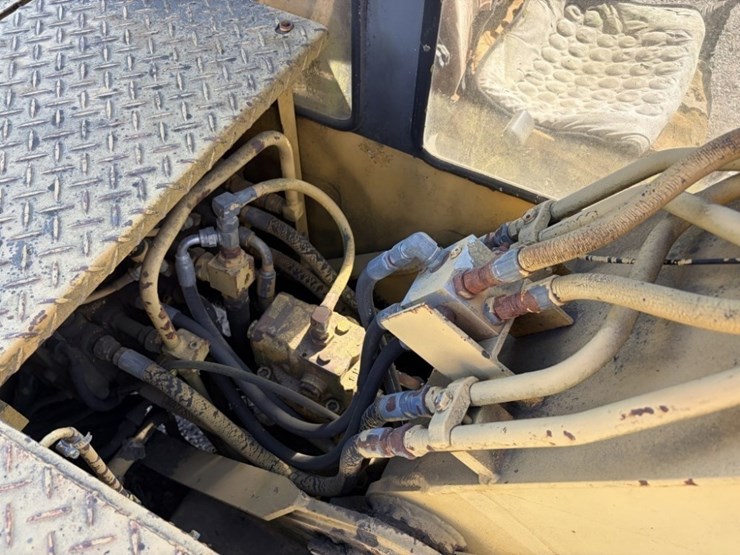 1990-caterpillar-e70b-image-32