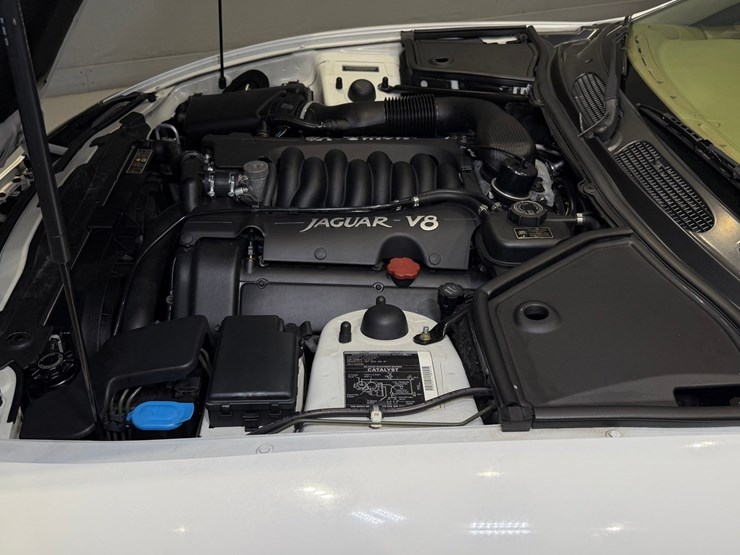 #1516-•-1997-jaguar-xk8-convertible-image-70