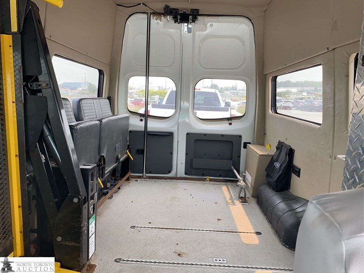 2016-nissan-nv3500hd-image-14