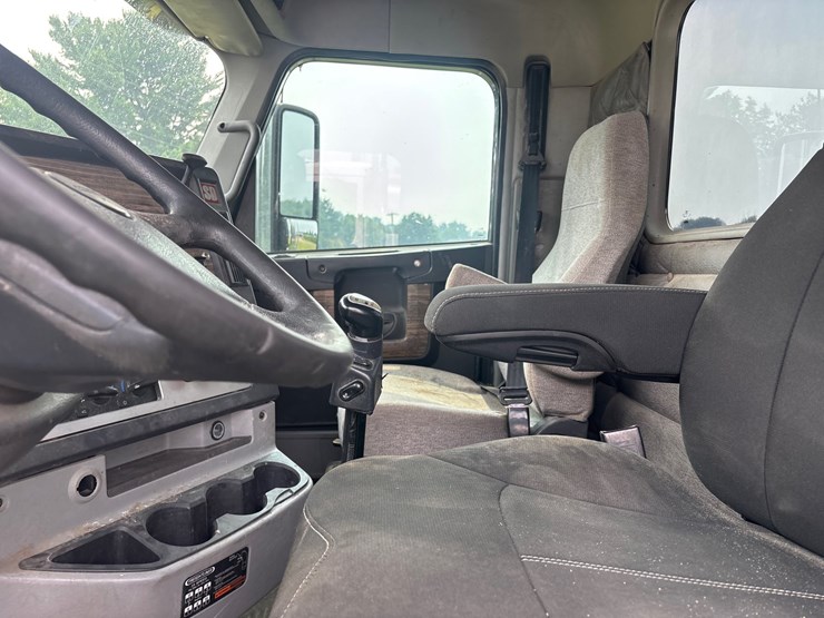 2015-freightliner-coronado-122-sd-image-8