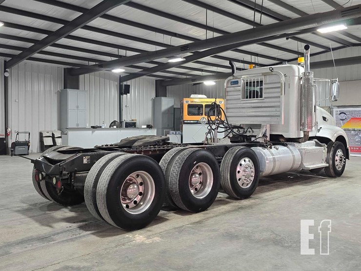 2013-peterbilt-386-image-3
