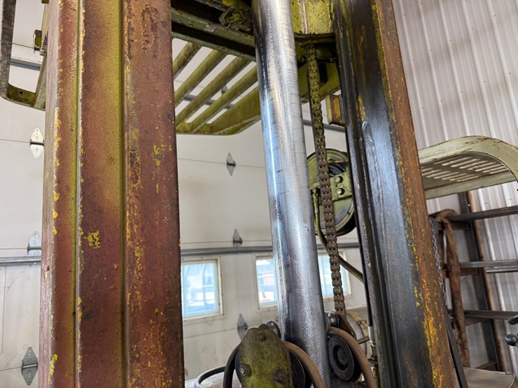 #1828-•-clark-np300-30b-forklift-image-4