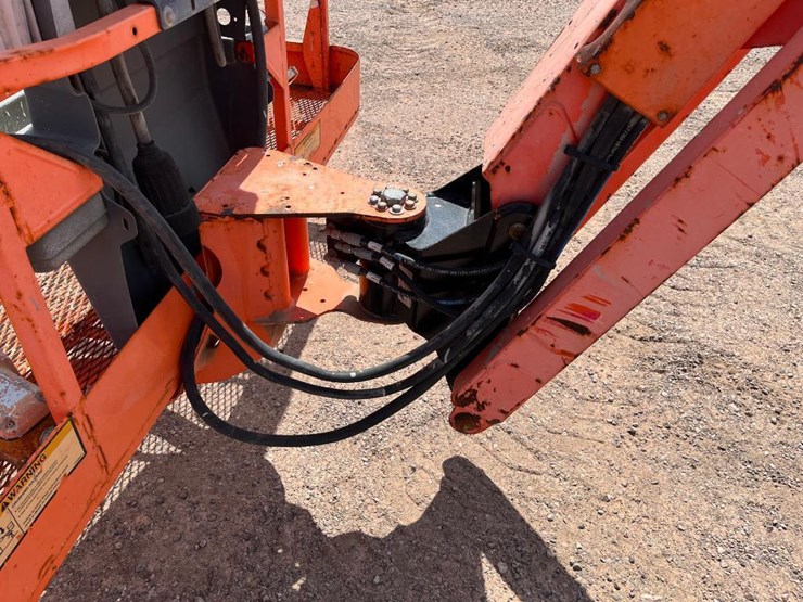 2011-jlg-600aj-image-10