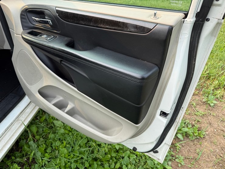2013-dodge-caravan-image-28