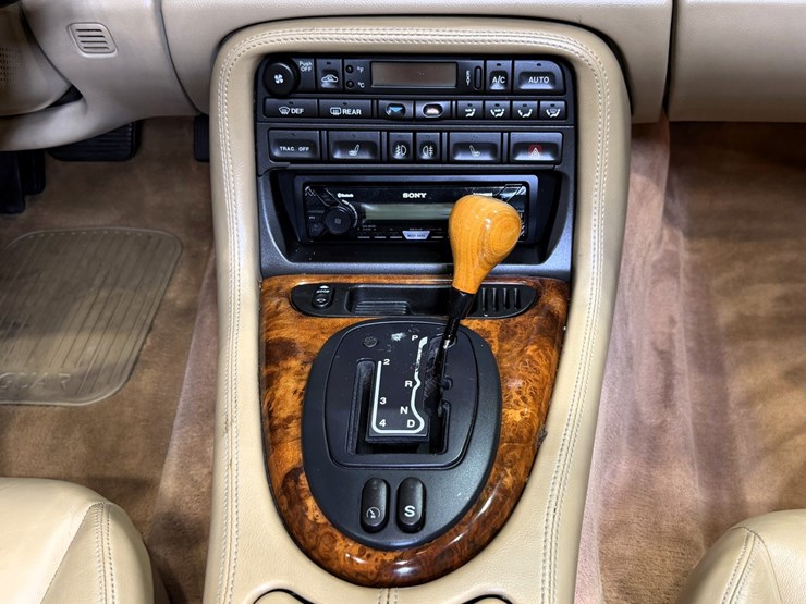 #1516-•-1997-jaguar-xk8-convertible-image-60