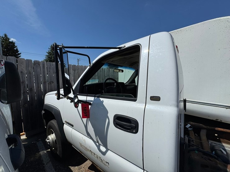 2005-chevrolet-3500hd-image-22