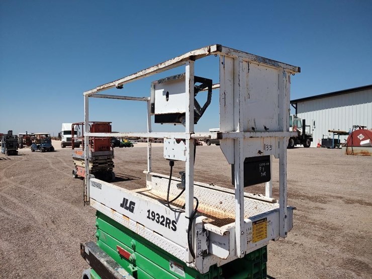 2017-jlg-1932r-image-16