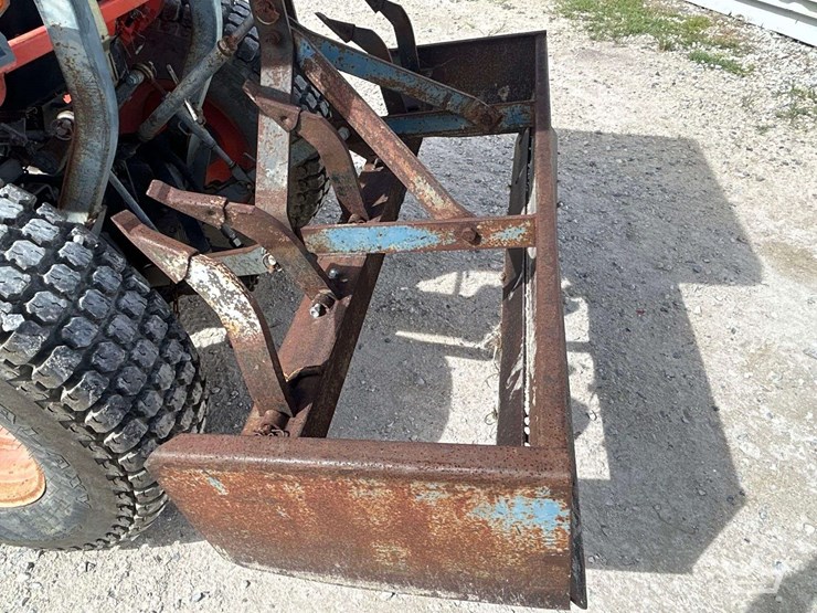 2002-kubota-l4300e-48hp-utility-tractor-w/-sweeper-and-box-blade-ripper-image-17