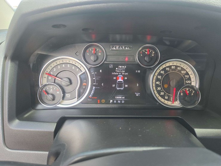 2017-ram-1500-slt-image-19