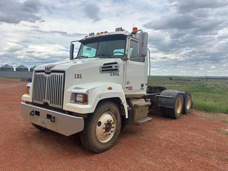 2015-western-star-w4700-semi-image-1