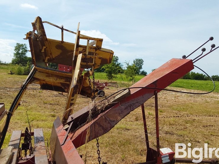 new-holland-1033-image-19