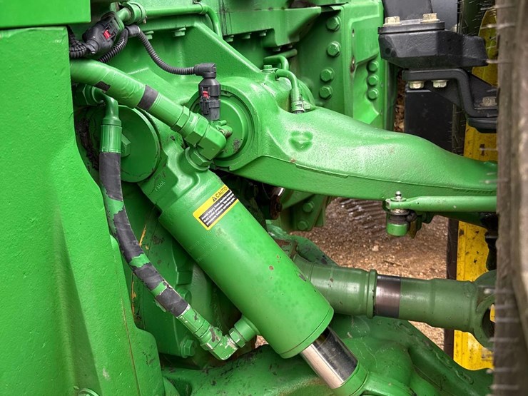 2014-john-deere-8320r-image-24