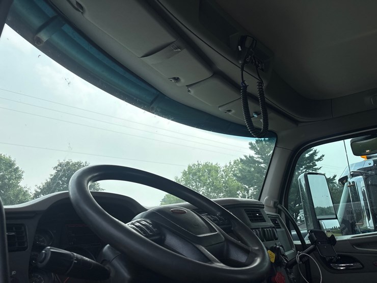 2019-peterbilt-567-image-8