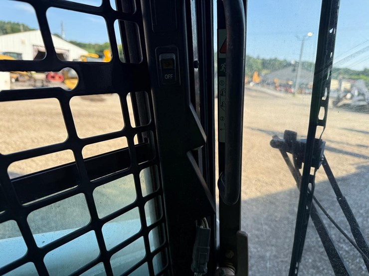 2013-bobcat-s650-image-25