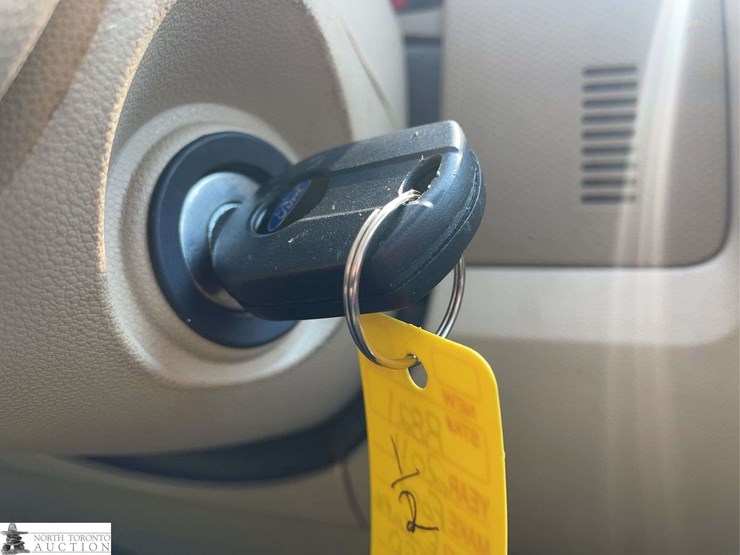 2011-ford-escape-image-38