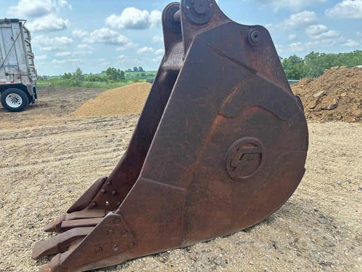 #2285-•-cf-approx.-28"-tooth-ditching-bucket-image-1