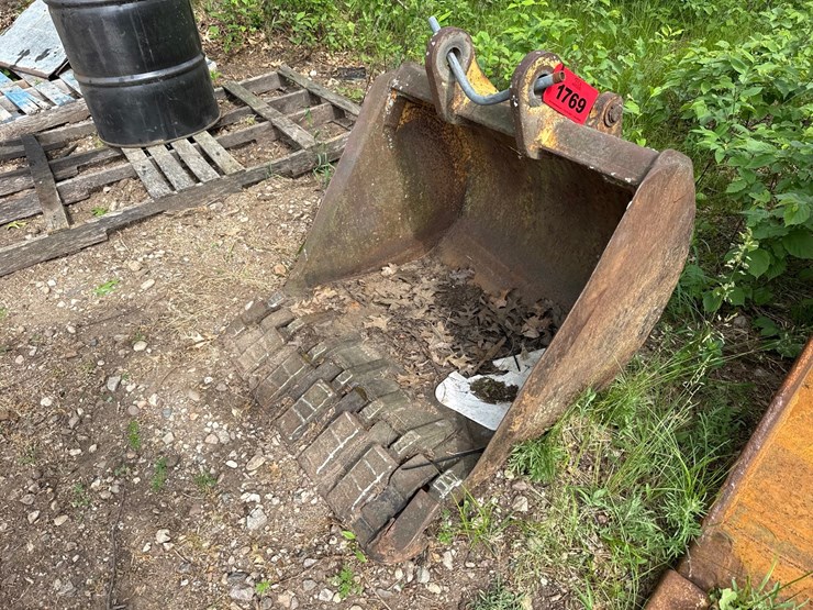 #1769-•-approx-36"-excavator-bucket-image-3