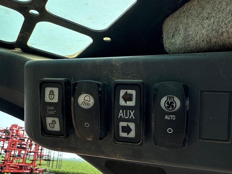 2013-deere-318e-image-42