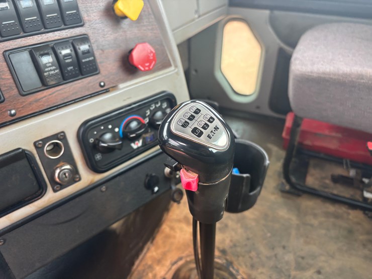 2015-western-star-w4700-semi-image-2