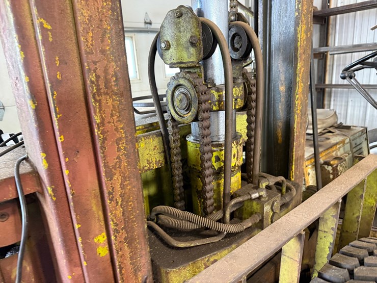 #1828-•-clark-np300-30b-forklift-image-3