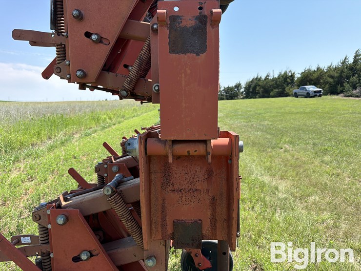 krause-4708-8r30"-no-till-cultivator-image-12