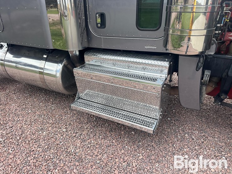 2016-peterbilt-389-image-19