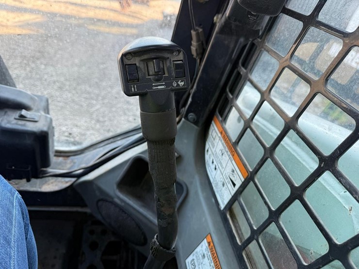 2011-bobcat-s630-image-19