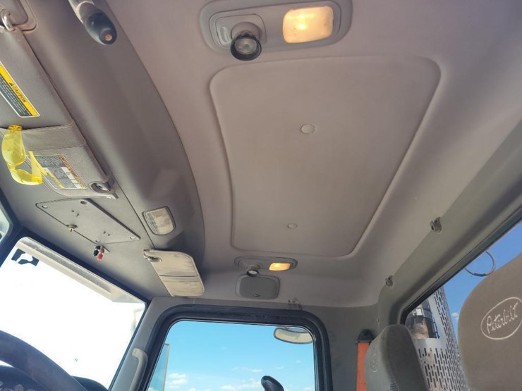 2013-peterbilt-365-image-29