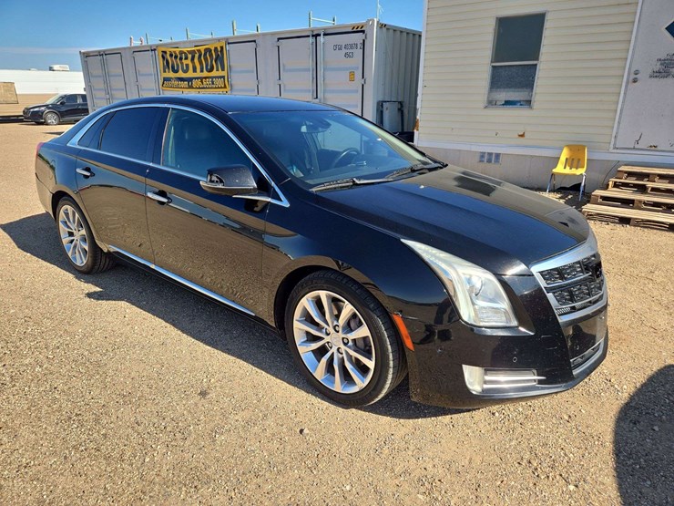 2016-cadillac-xts-luxury-sedan-4d-image-2