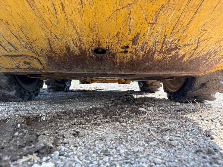2013-deere-318e-image-47